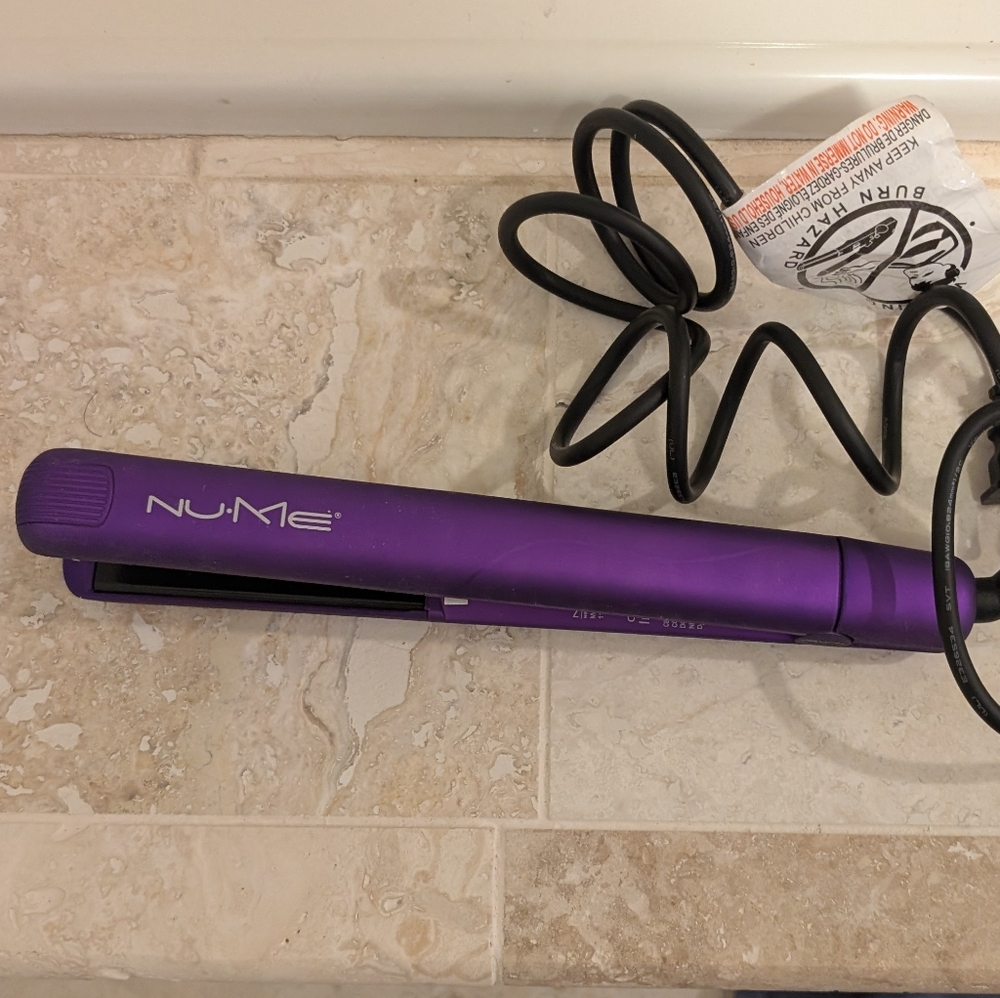 NuMe hair straightener/iron